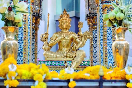 ทำไมคนไทยจึงเคารพทั้งพระพุทธเจ้า พระพรหม พระพิฆเนศ และสิ่งศักดิ์สิทธิ์อื่น ๆ?