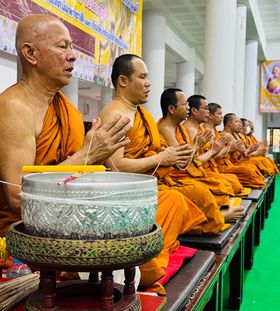 Tụng kinh, nước thánh, chỉ Sai Sin và lễ vật có ý nghĩa gì?