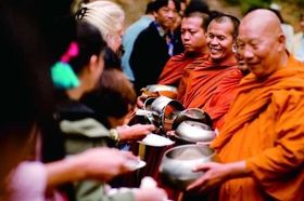 Từ khất thực buổi sáng đến ngày lễ Phật giáo: Đức tin trong đời sống thường ngày của người Thái