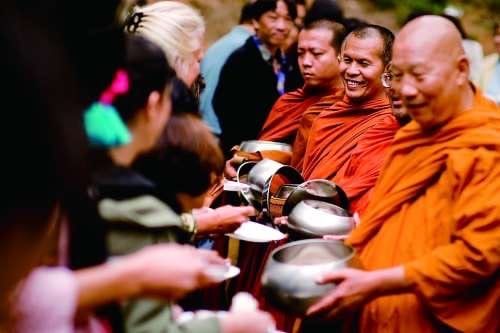 "Từ khất thực buổi sáng đến ngày lễ Phật giáo: Đức tin trong đời sống thường ngày của người Thái"