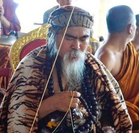 Chư Tăng, Ajarn và Ruesi khác nhau như thế nào?