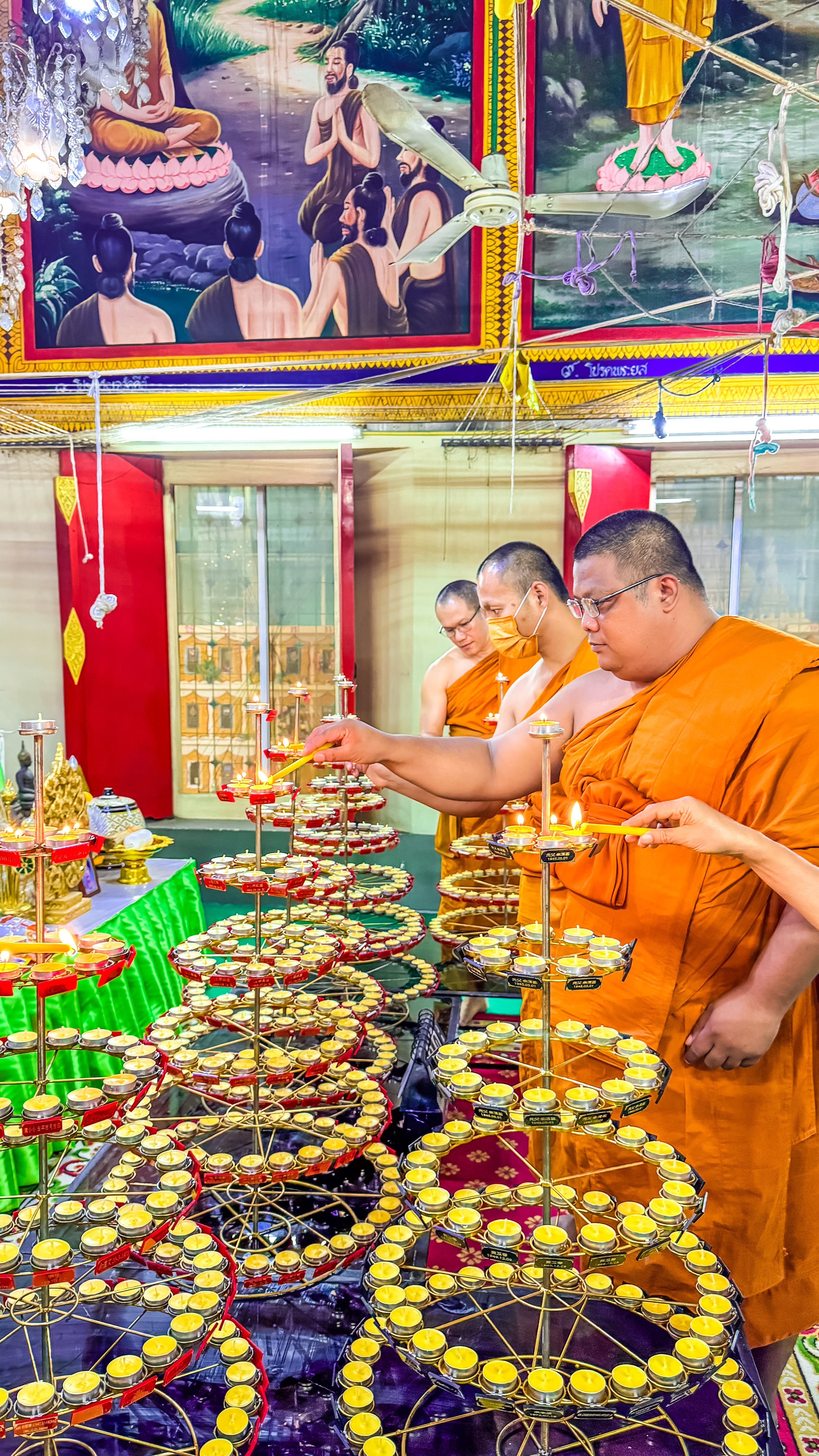 Chư Tăng thắp đèn cúng dường trước bàn thờ Phật
